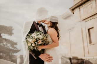Photographe capturant des moments émouvants lors d'un mariage à Paris