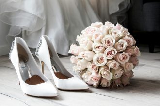 Chaussures de mariage élégantes avec des détails raffinés et confortables