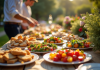 Buffet élégant en extérieur lors d'un événement jardin