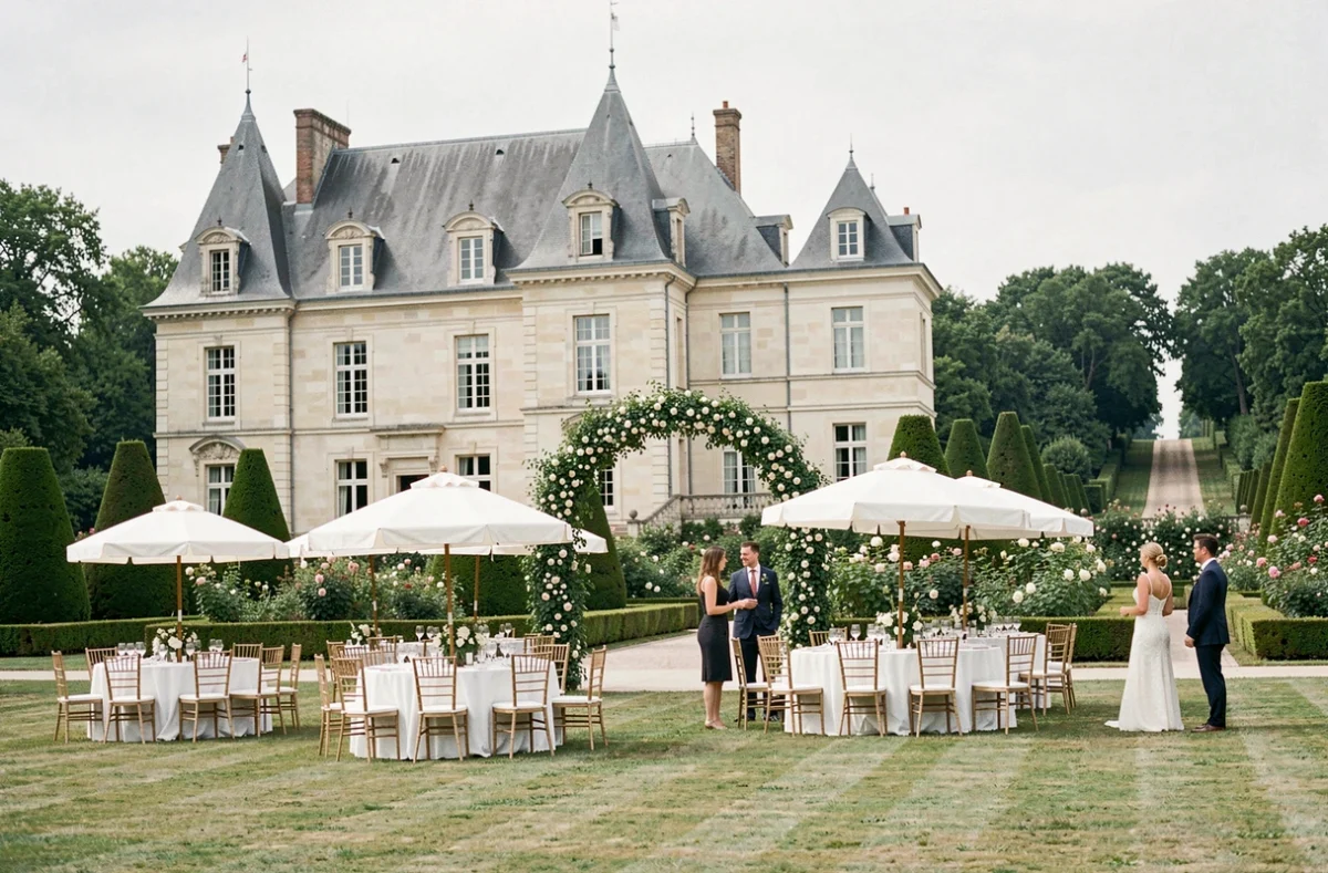 Château de Ségur et son jardin formel lors d'une réception de mariage en plein air avec tables et pergola fleurie
