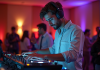 DJ : Tarif journalier, comment estimer le coût pour votre événement ? Jeune DJ en action lors d’un événement élégant